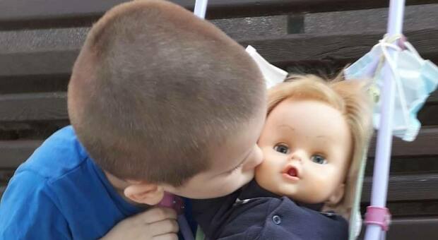 Bambino di 6 anni viene ripreso perché gioca con una bambola, lui replica: «Sono il papà, mica la mamma»