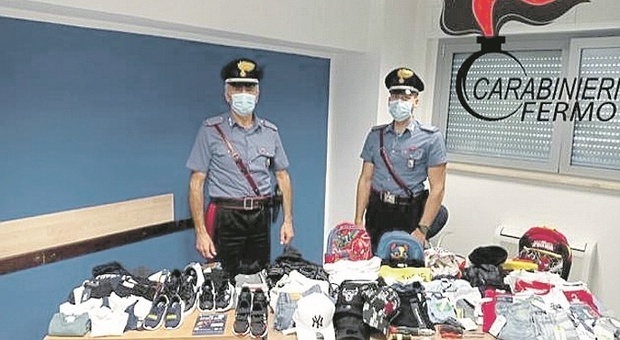Furto record di vestiti: due donne arrestate con 5mila euro di refurtiva