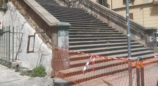 Napoli, chiuse le scale del Petraio al Vomero: pericolo di crollo, la zona resta isolata