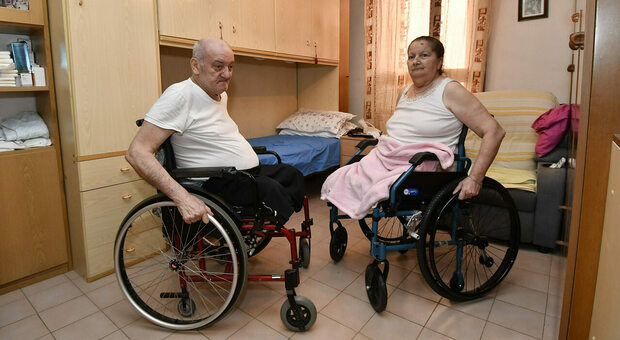 Marito e moglie con le gambe amputate "prigionieri" in casa: «Hanno già rifiutato tre abitazioni alla Giudecca senza barriere»