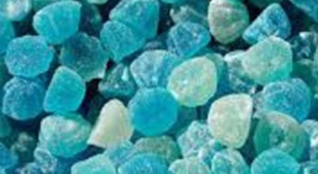 Le caramelle blu che intossicano i bimbi, sequestrati a Brescia oltre 500 mila pezzi