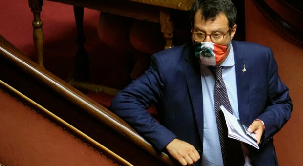 Salvini verso il processo per Open Arms: «Ci porto anche il premier». E spera nell'aiuto renziano