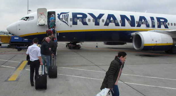 Allarme bomba sul Ryanair per Bergamo, giallo sulla sim intestata a un pakistano
