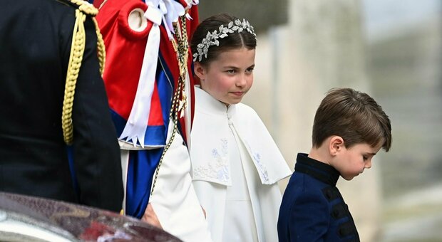 Charlotte all'incoronazione di Re Carlo, la principessina ruba il look a mamma Kate Middleton