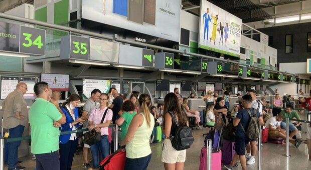 Catania, aeroporto chiuso fino alle 6 di domani, arrivi e partenze cancellate per l'Etna in eruzione