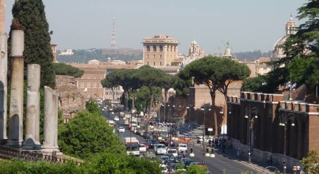 Scandalo affitti a Roma, quella vista mozzafiato sui Fori: «Pago 260 euro, non sono pochi»