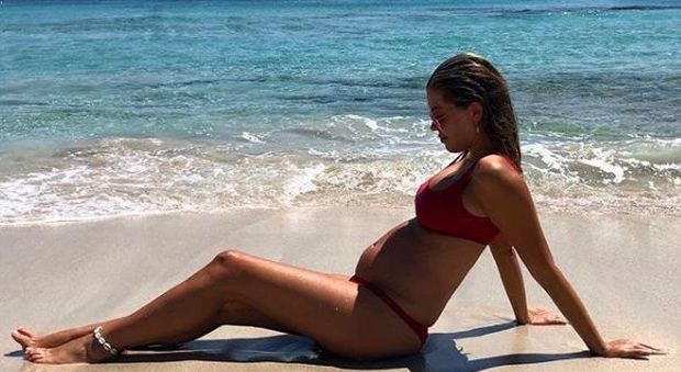 Costanza Caracciolo incinta, il post su Instagram non lascia dubbi: la prima foto con il pancino