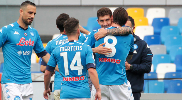 Napoli-Crotone 4-3, ma che sofferenza: Di Lorenzo firma la quarta vittoria di fila