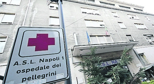 Napoli, minaccia gli infermieri e butta una panchina sui vigilantes del Vecchio Pellegrini