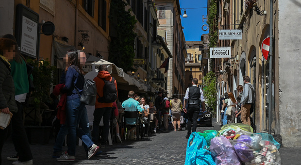 immagine Roma, i rifiuti nelle strade dopo le vacanze di Pasqua