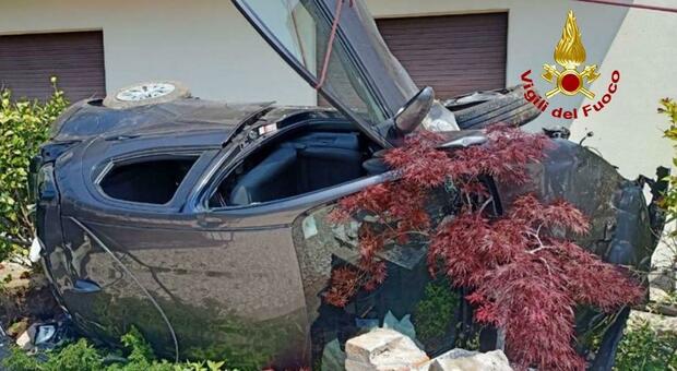 Perde il controllo dell'auto e vola nel giardino di una casa: incidente choc FOTO