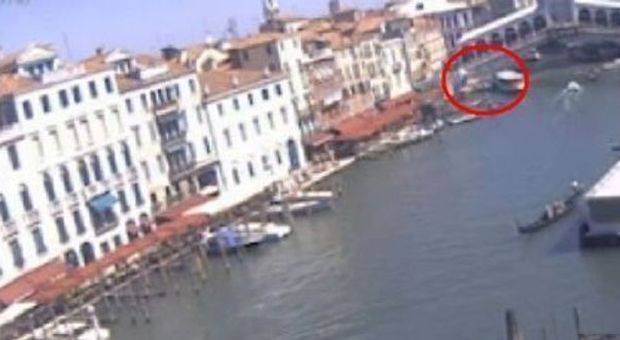 Ucciso dal vaporetto su Canal Grande a Venezia: spunta il video