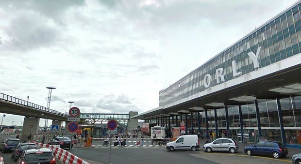 Clochard trova un «tesoro» all'aeroporto di Parigi: sparito con 300 mila euro