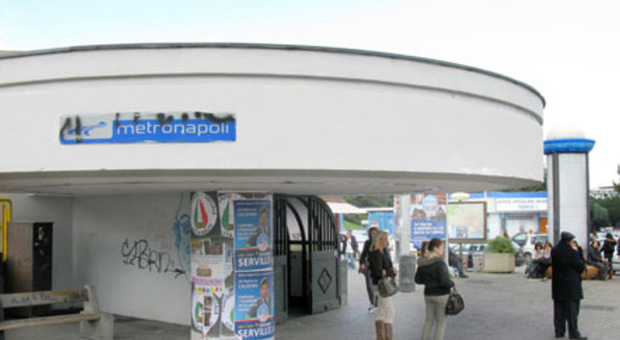 Napoli, sordomuto aggredito da tre giovani all'uscita della metro: "Preso a calci in faccia"