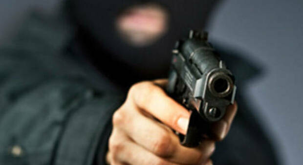 Afragola, rapina al McDonald's: armati di pistola e mascherina seminano il panico tra le famiglie