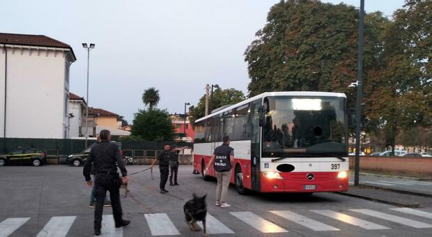 Thiene. Blitz della Finanza alla stazione con i cani antidroga, gli studenti gettano nei bus hashish e marijuana