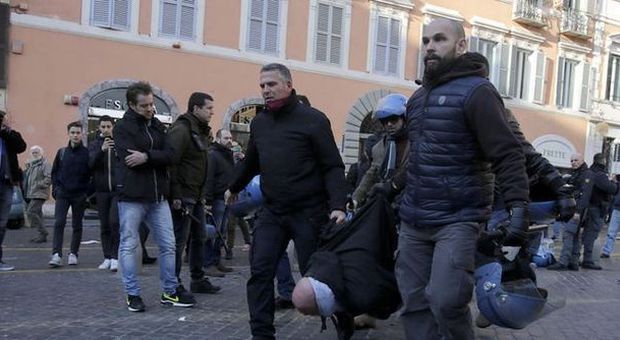 Tifosi devastano Roma, Renzi: segno di barbarie, noi non lo facciamo all'estero