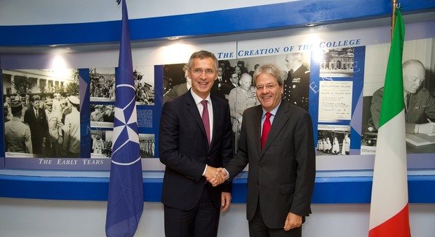 Il Ministro degli Esteri Paolo Gentiloni e il Segretario Generale della Nato Jens Stoltenberg al Nato Defense College