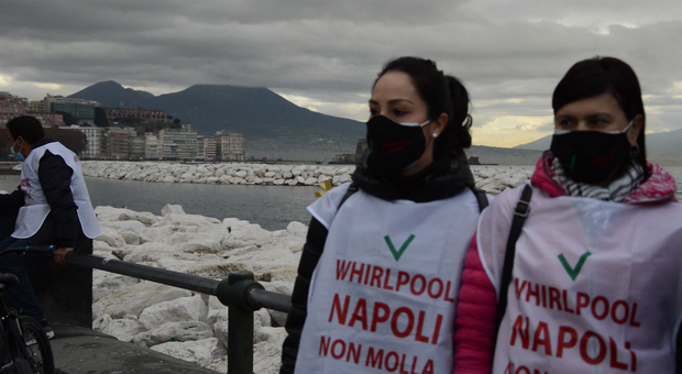 Whirlpool Napoli, la protesta degli operai al consolato Usa: «Intervenga Biden»