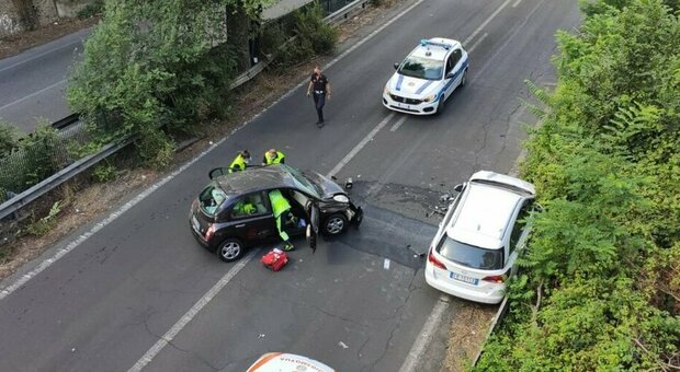 Roma, Incidente Stradale Sulla Via Del Mare, Donna Incastrata Nell ...