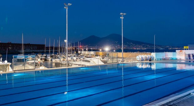 La splendida piscina della Canottieri Napoli