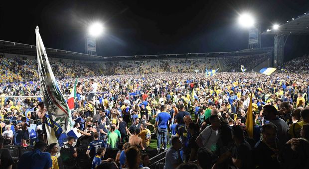 Invasione di campo nella finale di play off Frosinone-Palermo, Daspo a 11 tifosi e 3 denunce