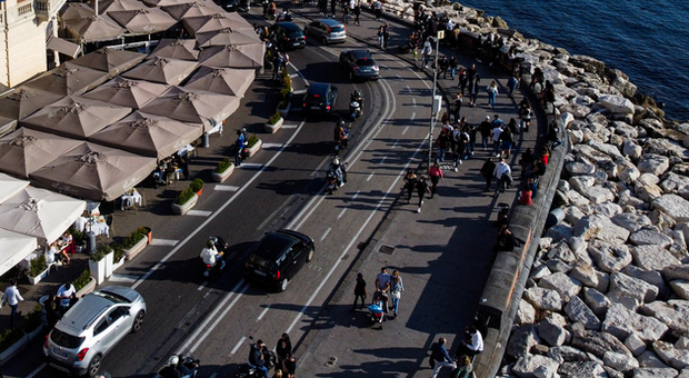 Napoli zona rossa: controlli sul Lungomare e pochi a passeggio