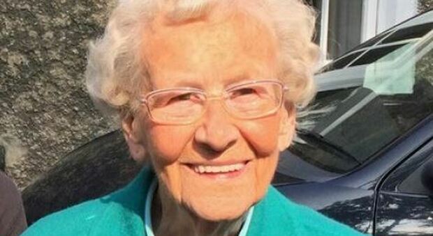 Uccide la nonna di 94 anni e lo confessa durante il "gioco della verità": arrestato un 21enne