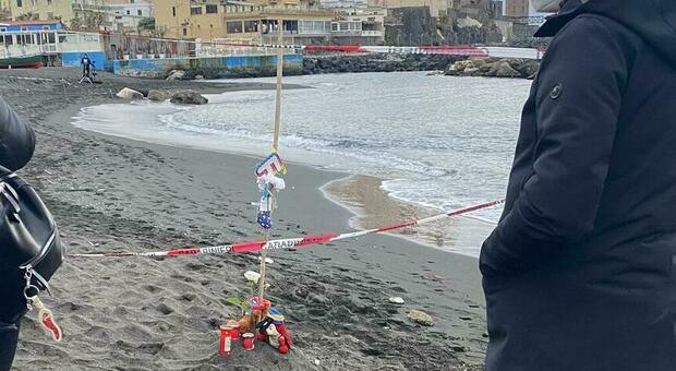 Francesco, 2 anni, trovato morto in spiaggia: «Non è annegato». Mamma in carcere