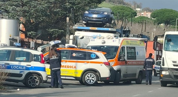 Roma, scivola da un autocarro mentre scarica le macchine, travolto da un tir in corsa: grave 60enne
