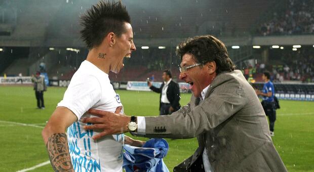 L'abbraccio di Mazzarri e Hamsik dopo il pareggio con l'Inter decisivo per la qualificazione Champions 2011