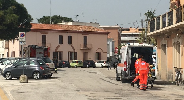 Senigallia, la paziente è obesa: per portarla in ospedale arrivano i vigili del fuoco