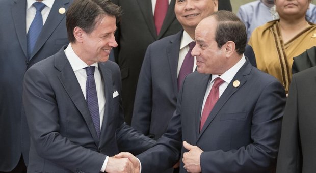Il presidente del Consiglio Giuseppe Conte saluta il presidente egiziano Abdel Fattah Al Sisi, in occasione del forum sulla Via della Seta, a Pechino