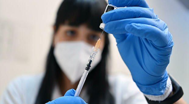 Variante Delta, l'Ema: «Due dosi di vaccino proteggono dal contagio»