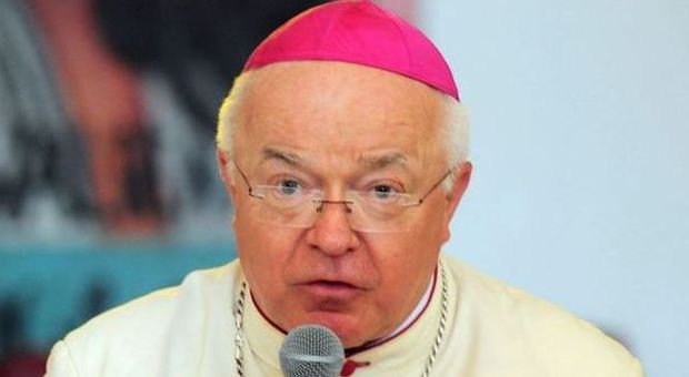 Vaticano, prelato arrestato per pedofilia. Wesolowski rischia tra i 6 e i 7 anni Padre Lombardi: «Poteva fuggire»