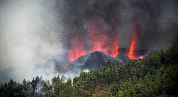 Canarie, eruzione del vulcano di La Palma: enorme colonna di fumo sull'isola