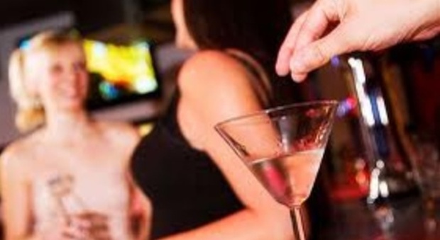Droga nei drink delle ragazze: denunciati tre turisti a Lignano