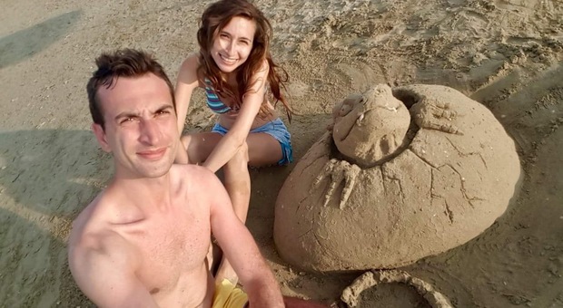 Senigallia, sculture di sabbia in spiaggia Gli artisti sono due grafici milanesi