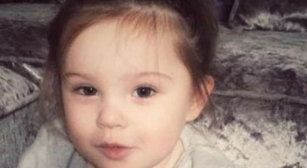 Bimba di 2 anni trovata morta dalla mamma nel suo lettino: «Stava benissimo quando è andata a dormire»