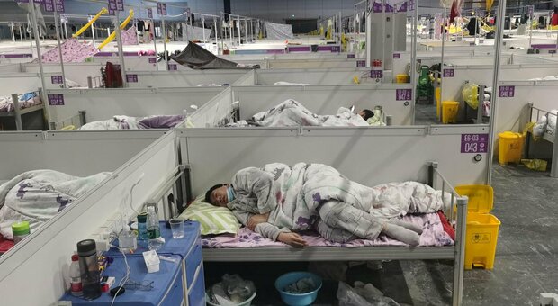 Shanghai, impiegati costretti a dormire in ufficio per permettere alle aziende di ripartire