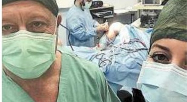 Selfie in sala operatoria con Ghoulam, lo scatto del medico del Napoli fa discutere