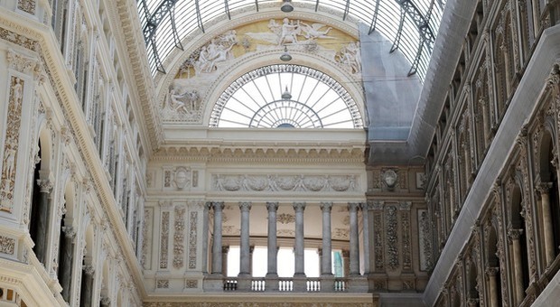 Napoli, lavori fermi nella Galleria Umberto: è battaglia sui colori
