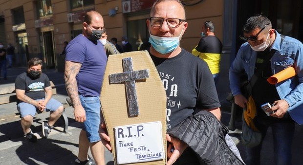 Fase 2 a Napoli, la protesta degli ambulanti con una bara di cartone: «Vogliamo lavorare»