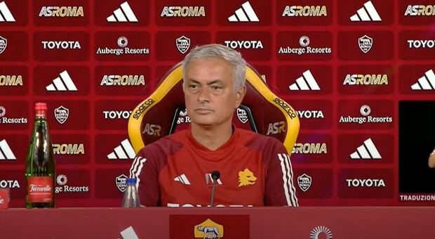 Roma, Mourinho: «Non posso offrire un posto nel club a Totti. Smalling e Pellegrini out con l'Empoli»