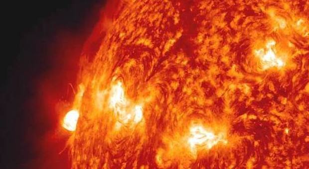 Eruzione da record per il Sole: 3 ore di fila. E scatta l'allarme per domenica 25 ottobre