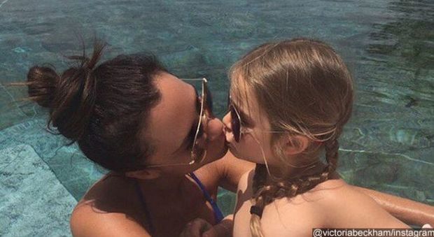 Victoria Beckham bacia la figlia su Instagram e scatena la polemica