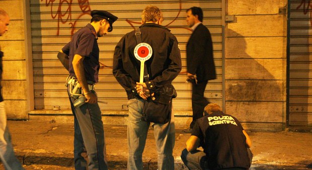 Napoli, quartieri spagnoli: killer identificato. Tra i vicoli è caccia all'uomo