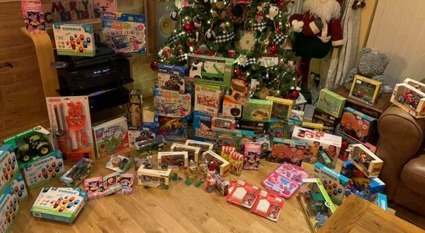 Imprenditore acquista tutti i giocattoli di un negozio per regalarli ai bambini in questo diverso Natale