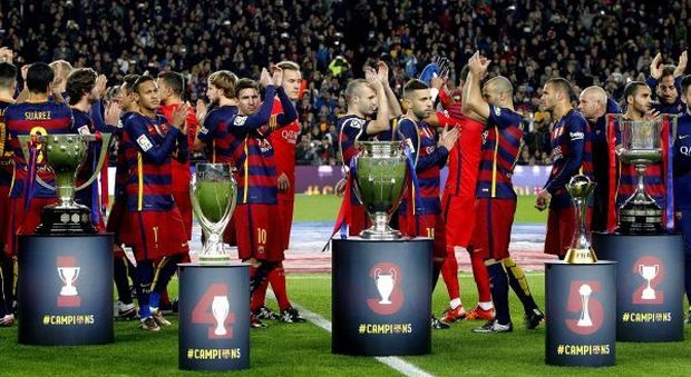 Il Barcellona di Luis Enrique mostra al pubblico del Camp Nou i cinque trofei conquistati nel 2015