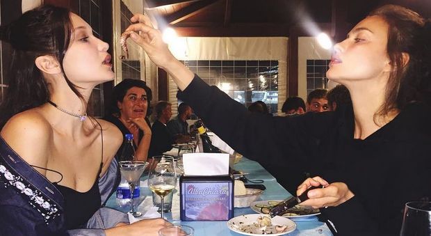 Irina Shayk e Bella Hadid: cena da cardiopalma a Savelletri